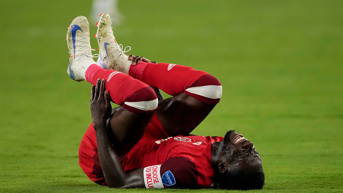 (AP Photo/Pamela Smith) : Canada's Alphonso Davies grimaces in pain during a Copa America semifinal soccer match against Argentina in East Rutherford, N.J., Tuesday, July 9, 2024. 